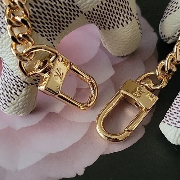 🆕️Luxury 🐕 White Doggie Damier azur Style Leather Novelty Keychain / Bag Charm - Picture 3 of 16